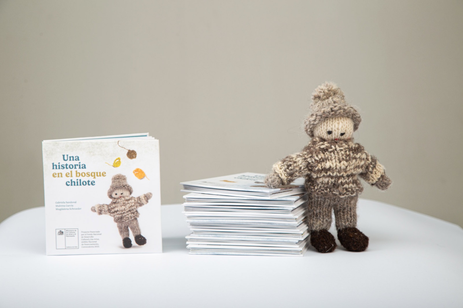 Pescador chilote inspira proyecto para niños que incluye libro desplegable y muñeco textil