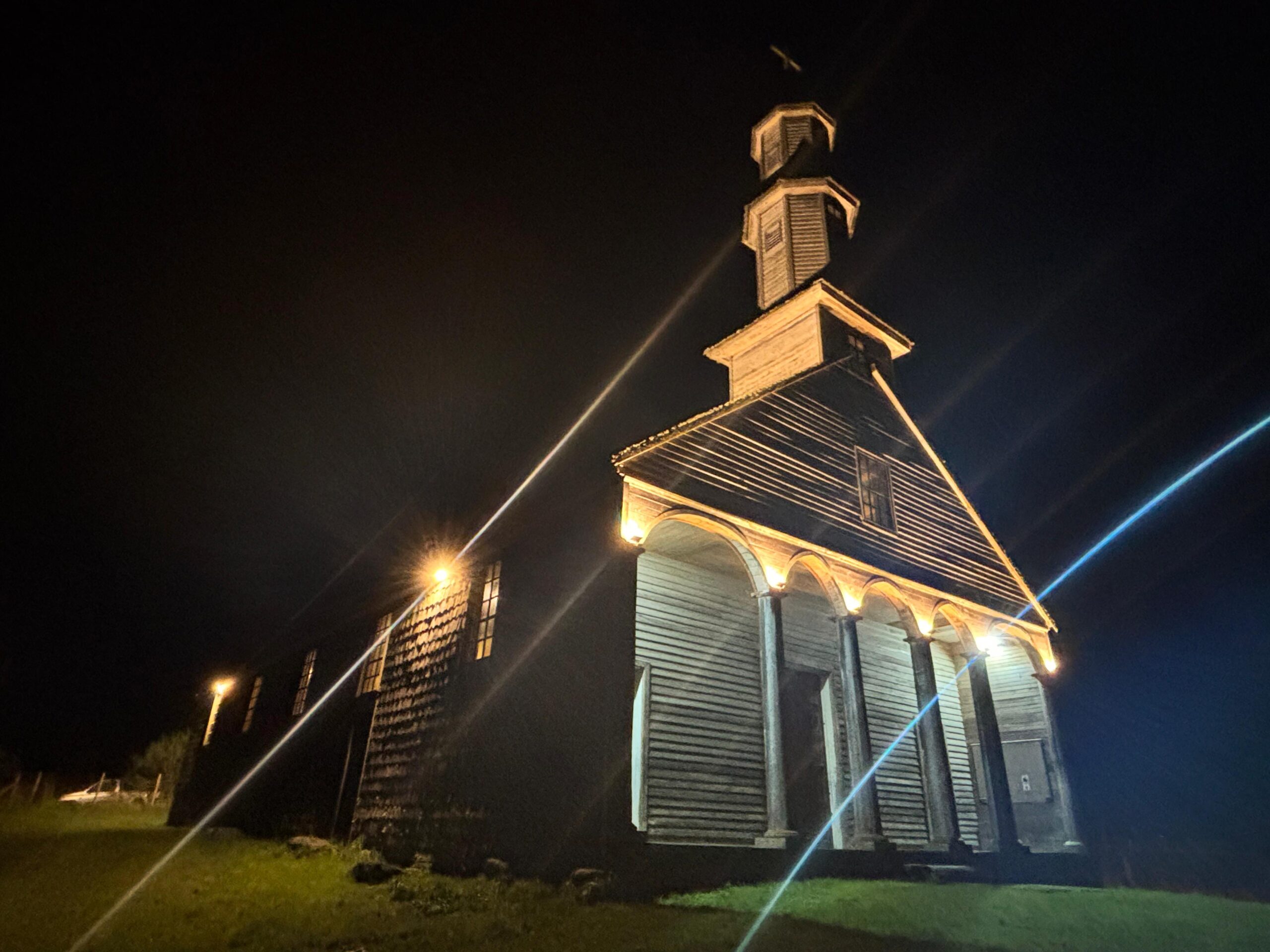 Saesa iluminó Iglesia de Vilupulli Patrimonio de la Humanidad de Chonchi
