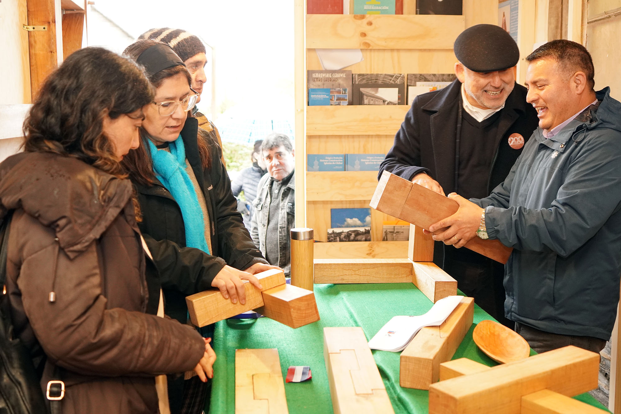 Muestra itinerante sobre la madera recorre Chiloé gracias al concurso Ciencia Pública del MinCiencia
