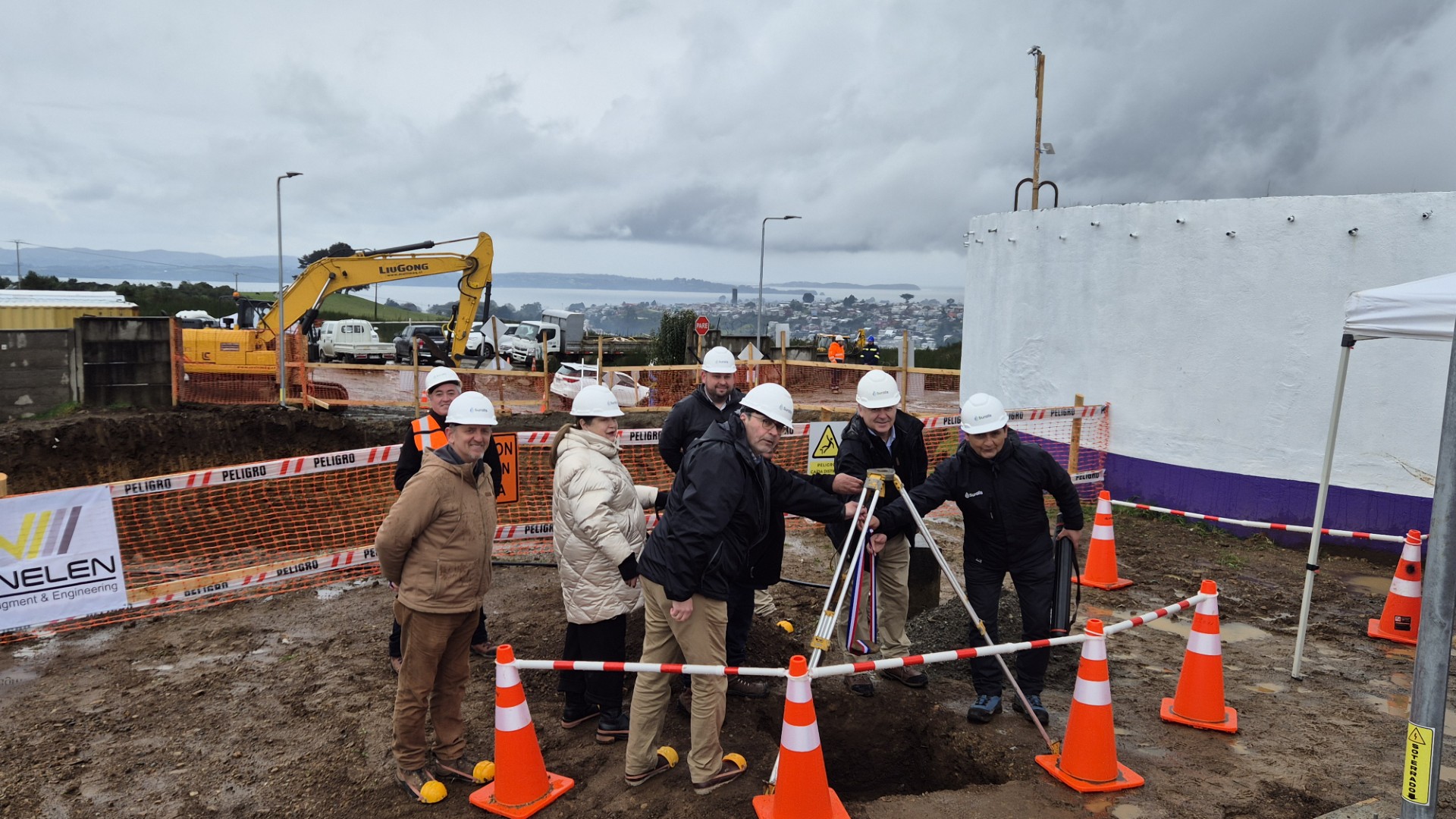 Suralis pone primera piedra de proyecto que aumentará la capacidad de almacenamiento de agua potable en Ancud