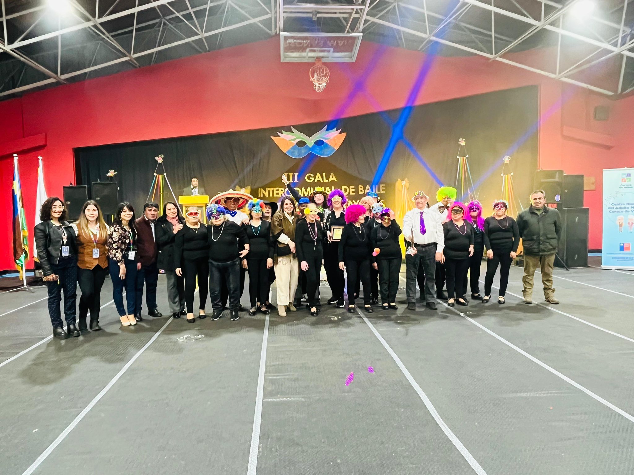 Personas mayores llenaron de música y color el gimnasio municipal de Curaco de Vélez