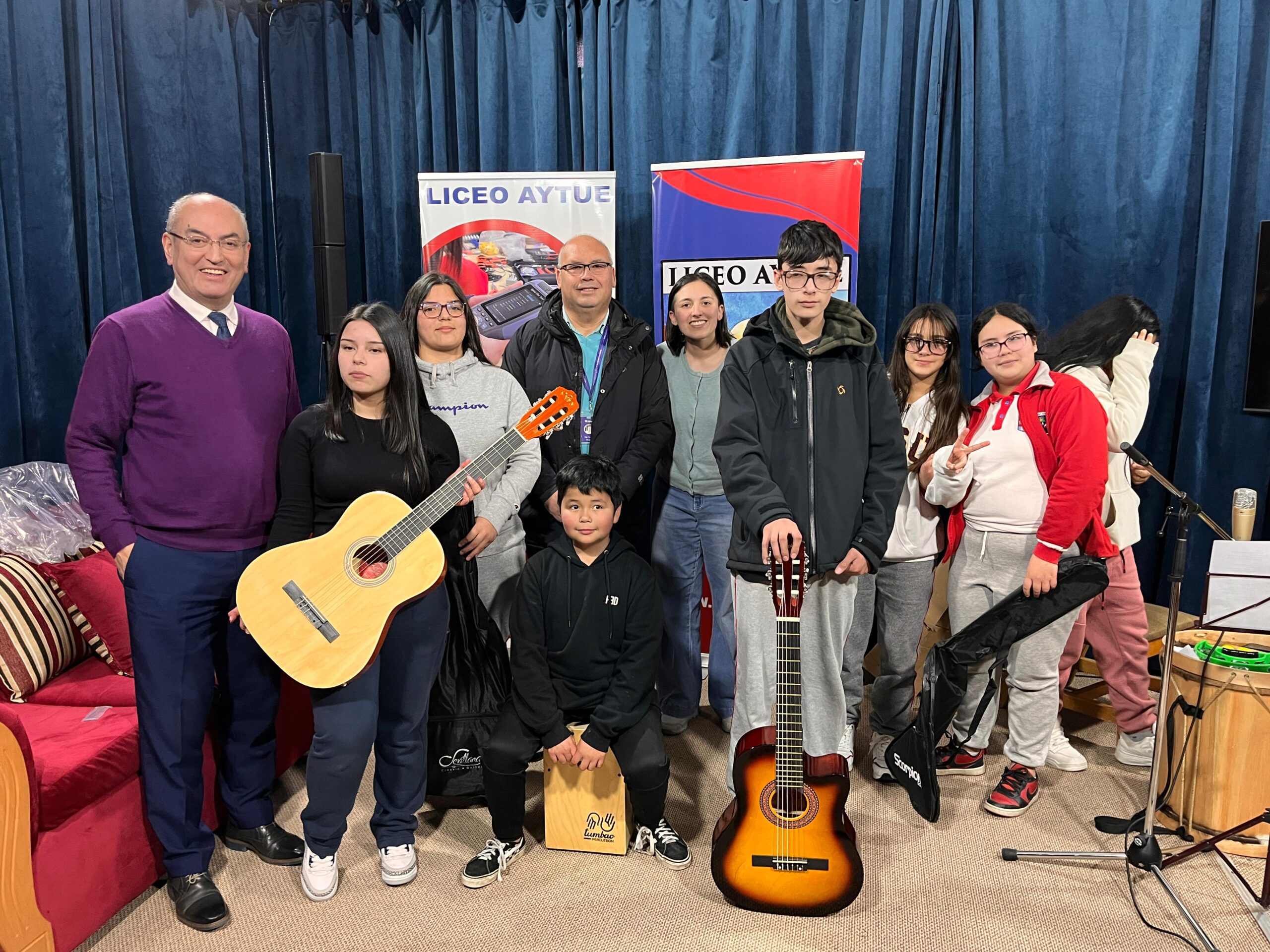 Saesa apoya la educación con la entrega de instrumentos musicales a estudiantes de Liceo Aytue de Castro