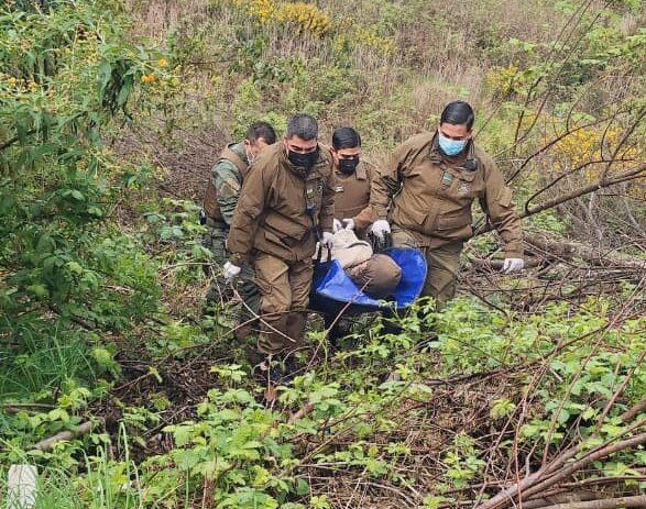 Carabineros rescatan y atienden a adulto mayor por caída en su hogar