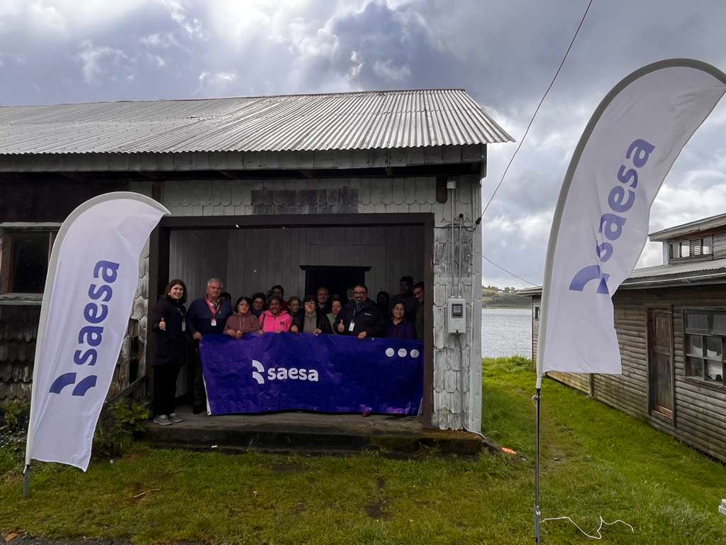 Con 120 años de historia: sede vecinal de Quemchi recibe conexión eléctrica del programa “Conecta tu Sede” de Saesa