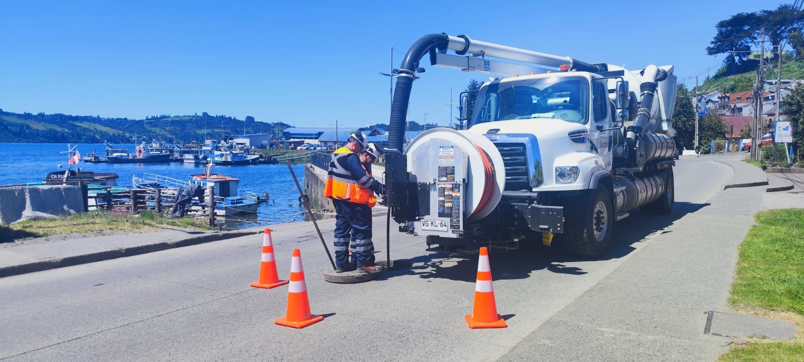 Despliegan moderno camión para reforzar mantenimiento del alcantarillado en Chiloé