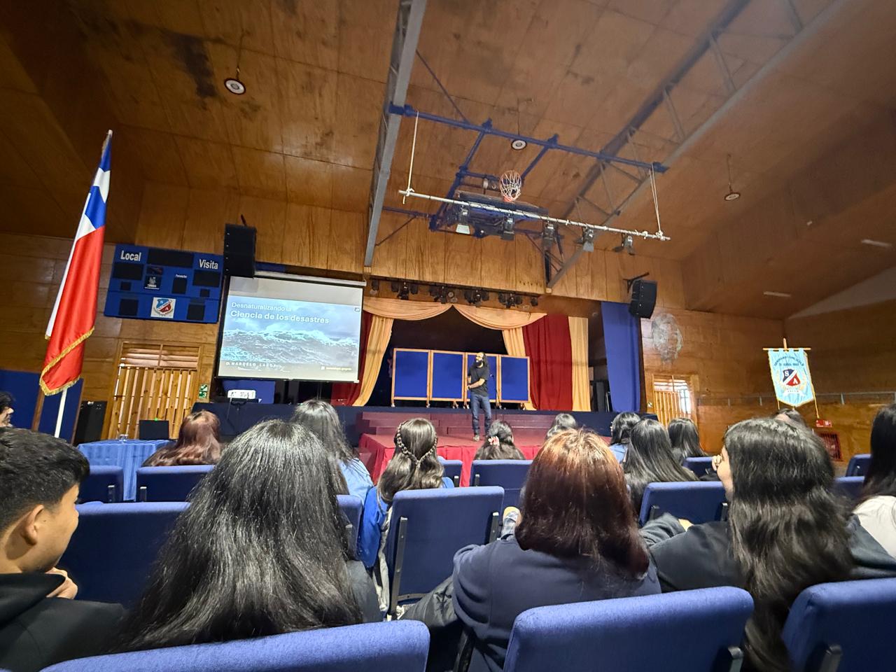 Estudiantes del Liceo Comercial El Pilar participaron en charla con el geólogo Marcelo Lagos