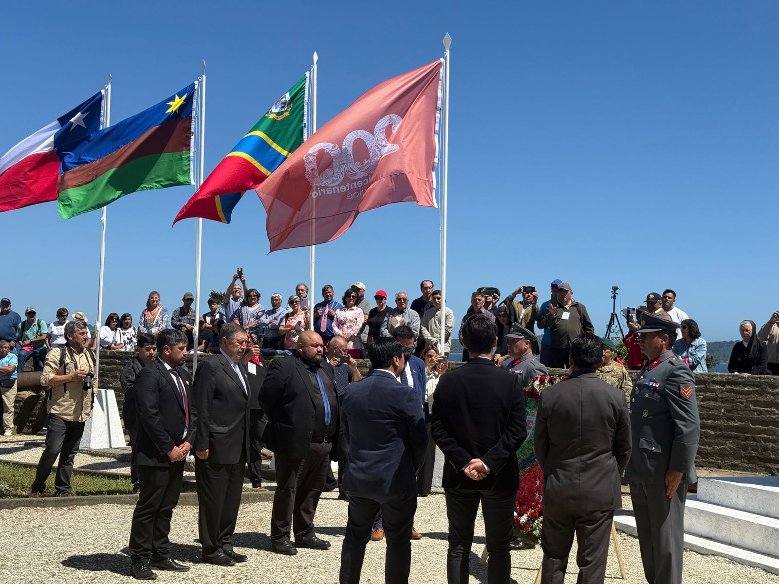 Roban dos banderas patrimoniales desde el Fuerte San Antonio