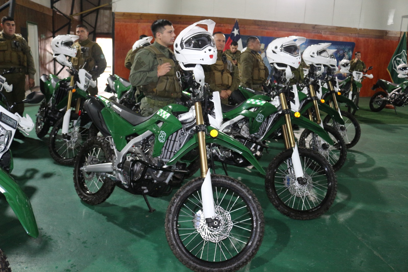 Carabineros recepciona nuevos vehículos para reforzar su servicio de orden y seguridad en la región