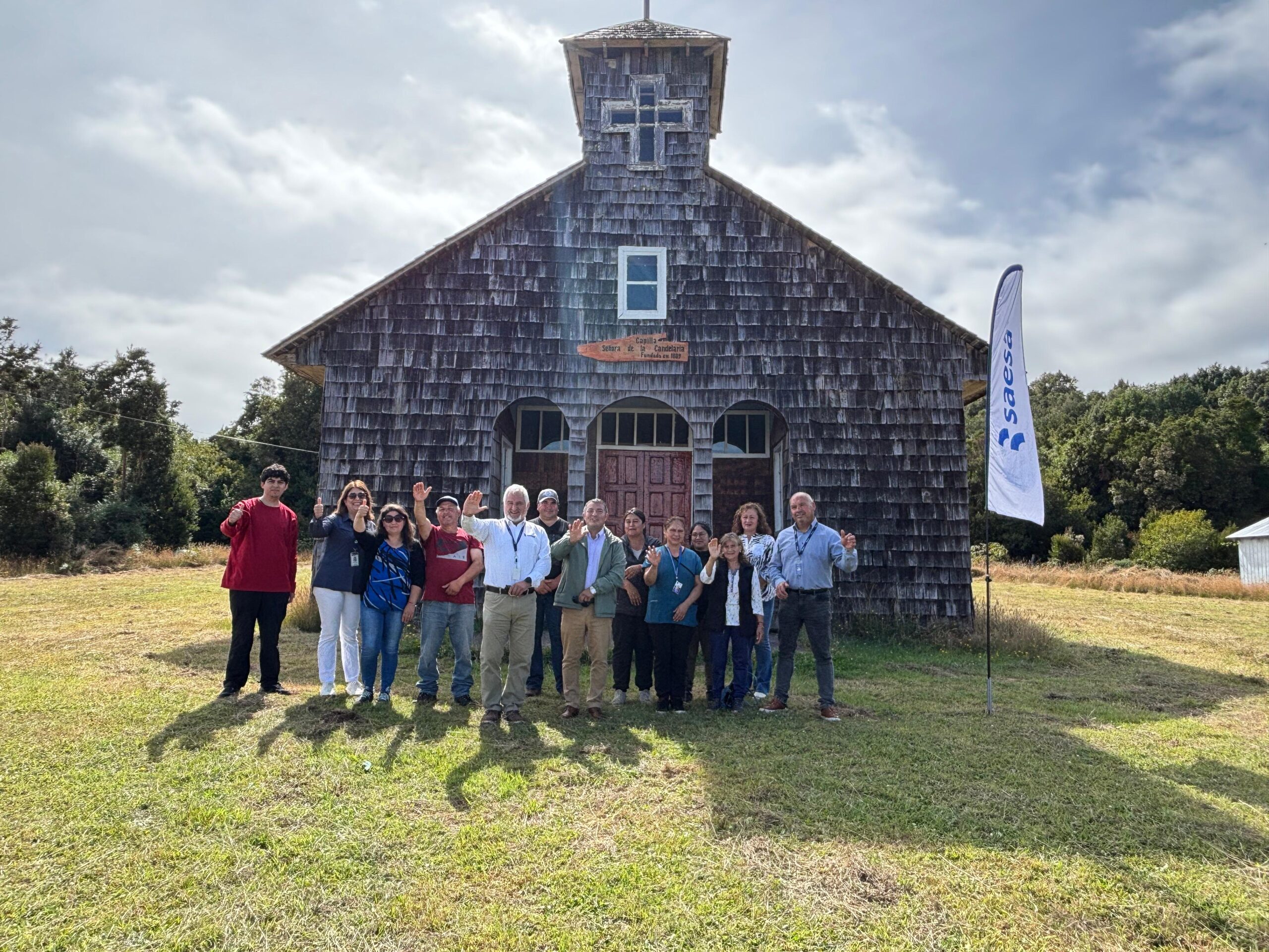Saesa instala nuevas luminarias que fortalecen la seguridad y vida comunitaria en Isla Caucahué de Quemchi