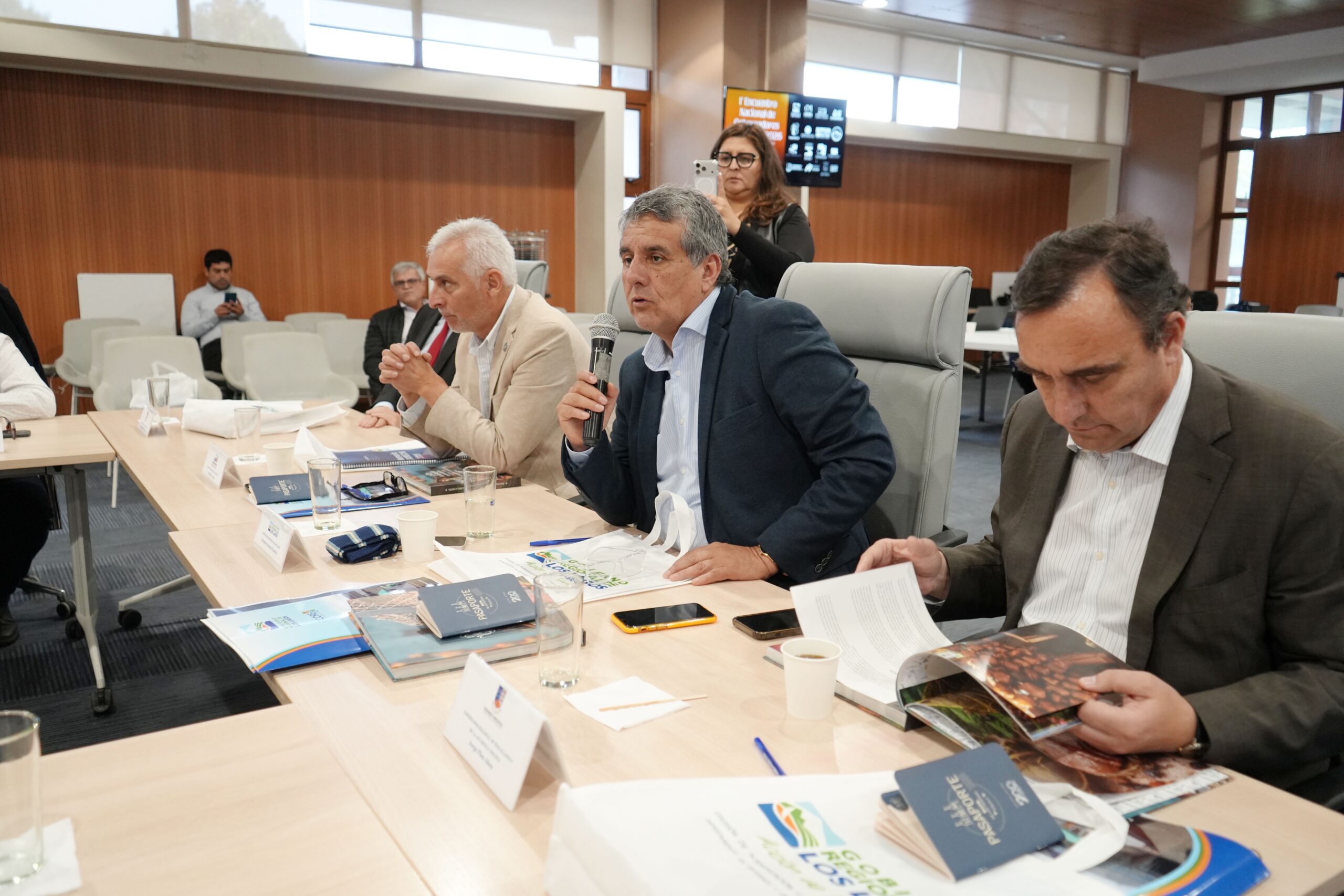 Gobernadores regionales advierten impacto por alza de combustibles y exigen subsidios estatales