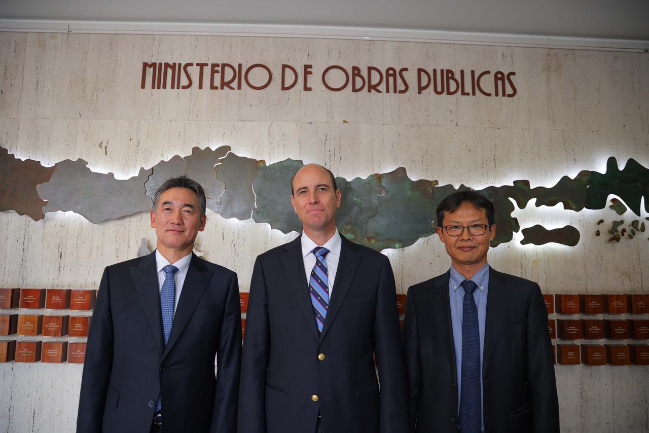 Ministro Arrau se reúne con CEO de Hyundai para abordar avances en construcción del Puente Chacao