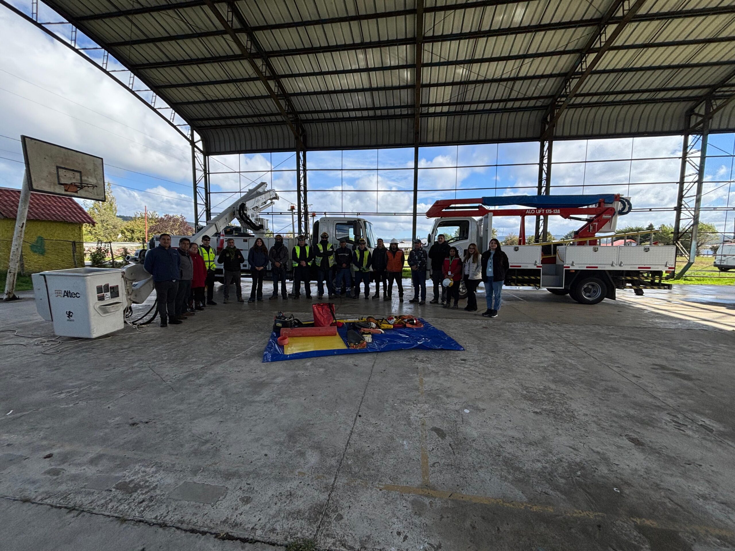 Saesa dictó charla sobre riesgos eléctricos en trabajos en altura y realizó demostración de camión alza hombre en Quellón