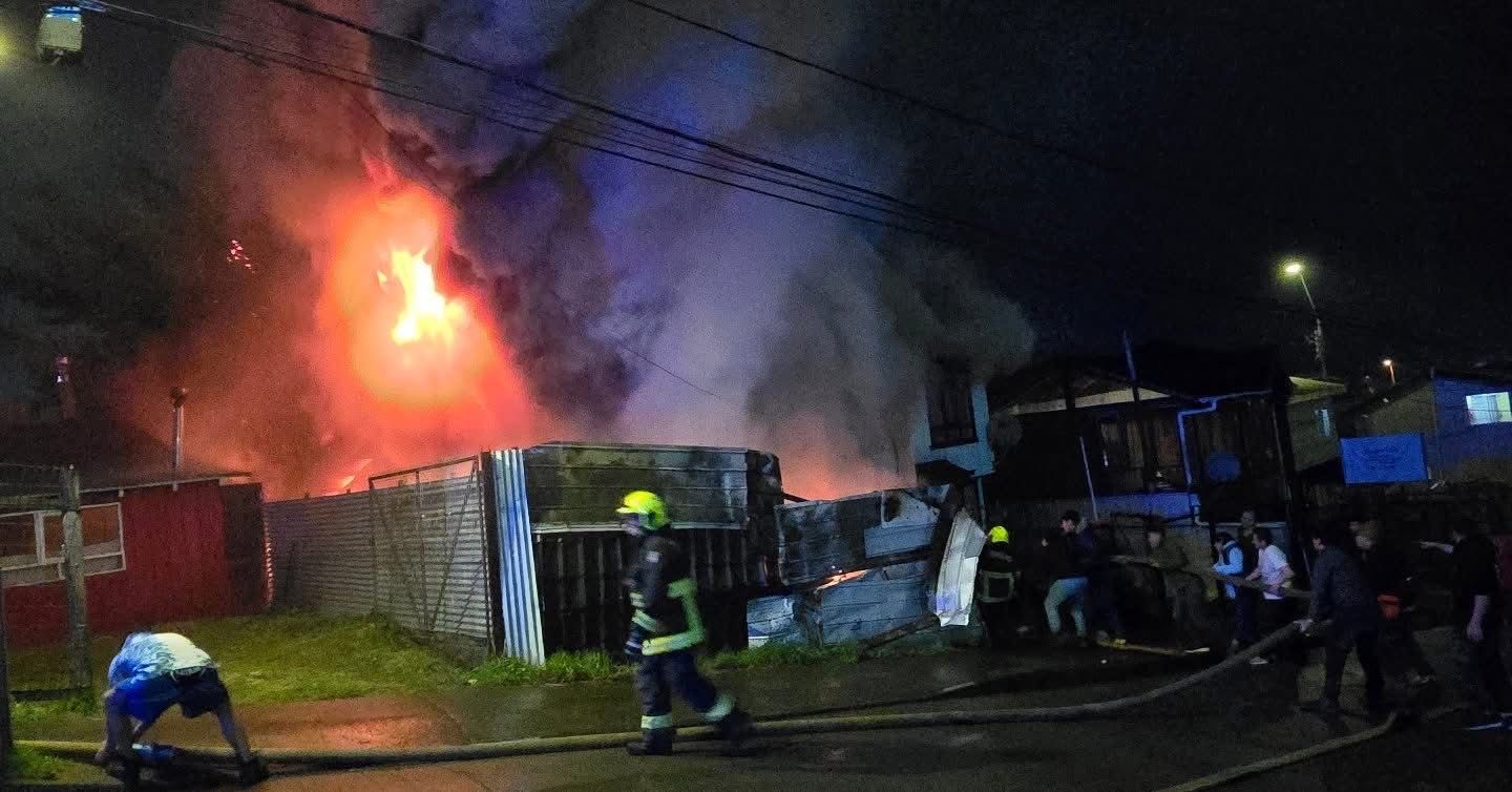 Dos personas fallecen en incendio estructural que afectó vivienda y parte de una iglesia en Quellón