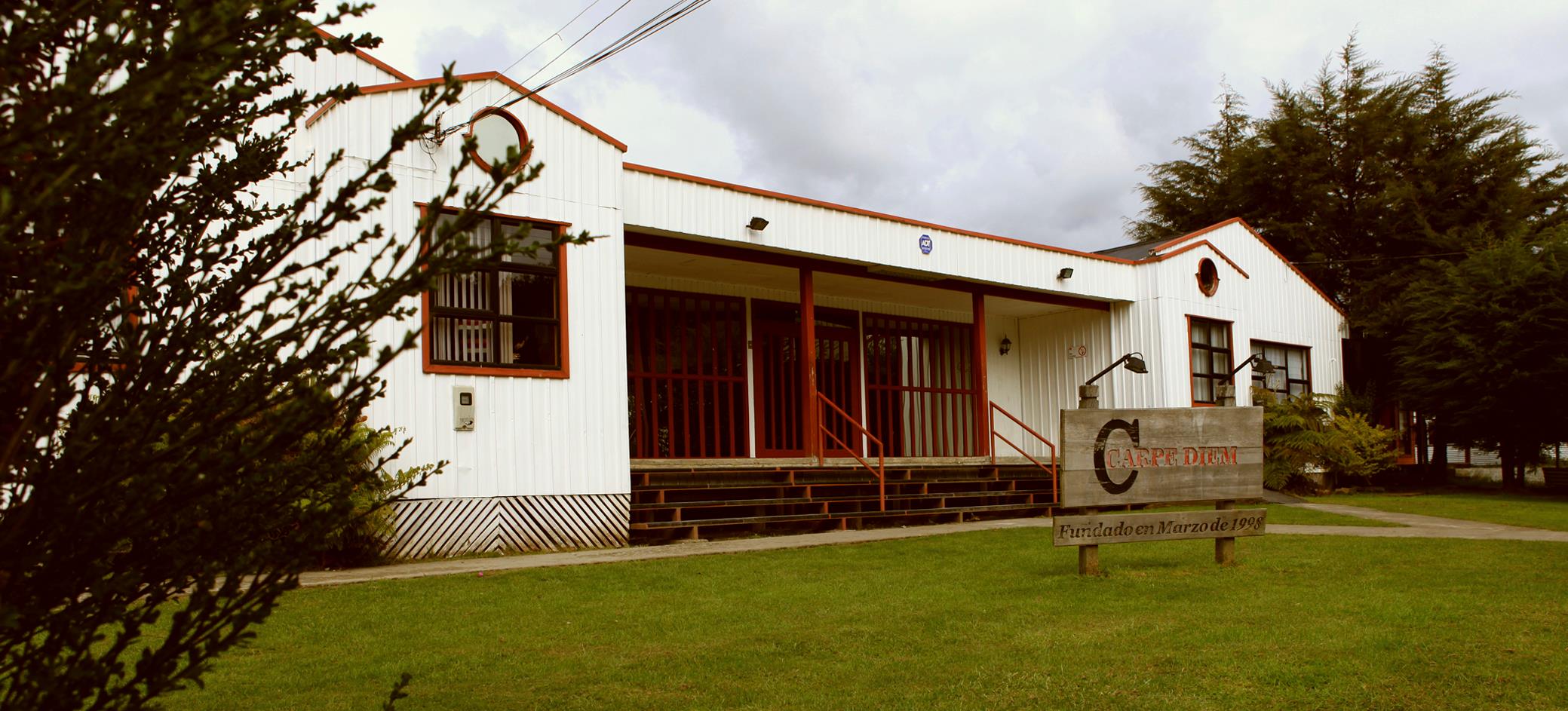 Alumno provoca quemaduras a compañera con aerosol y encendedor en colegio de Castro