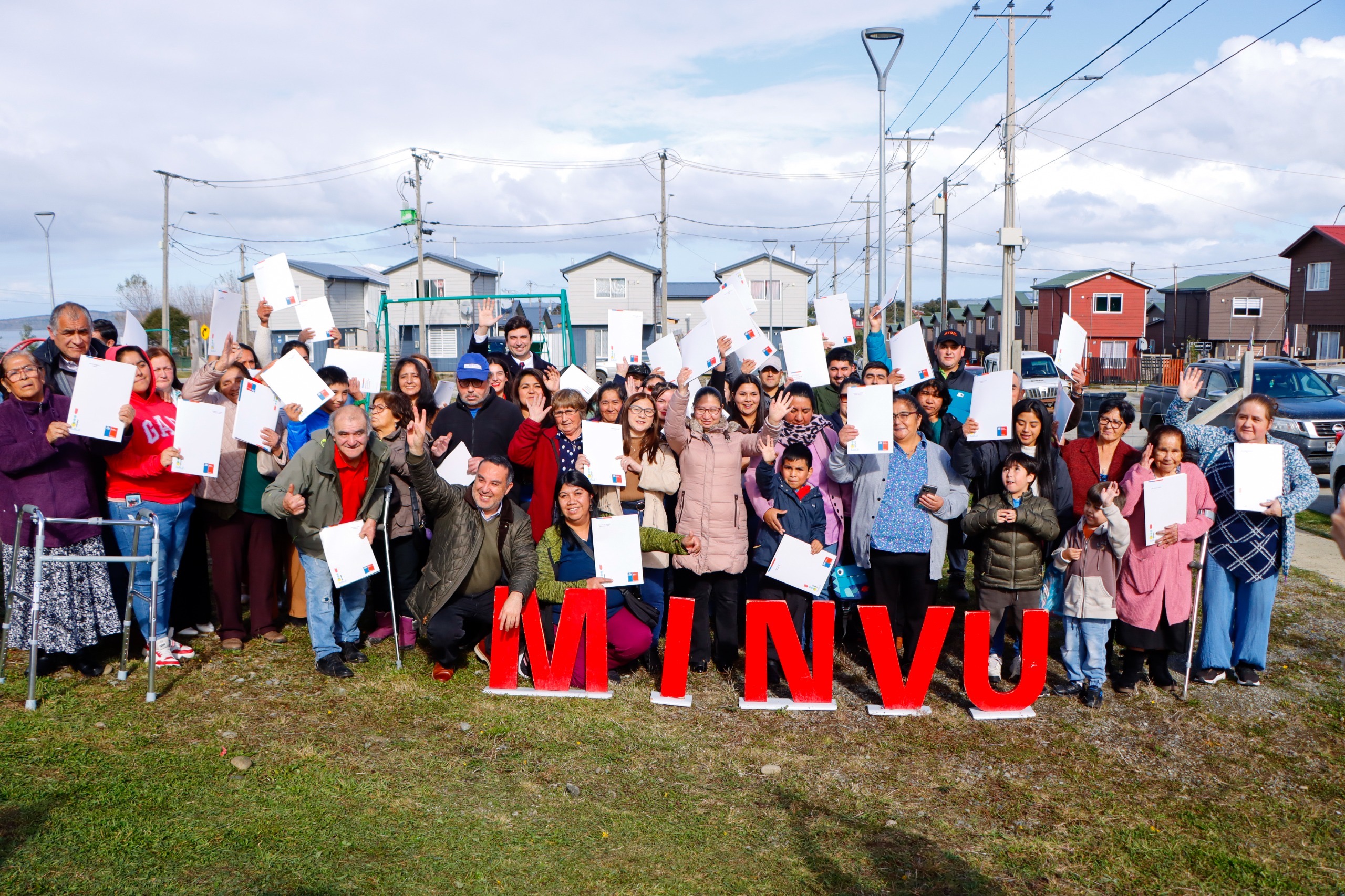 154 familias de Queilen reciben sus escrituras y se convierten en propietarias de sus viviendas