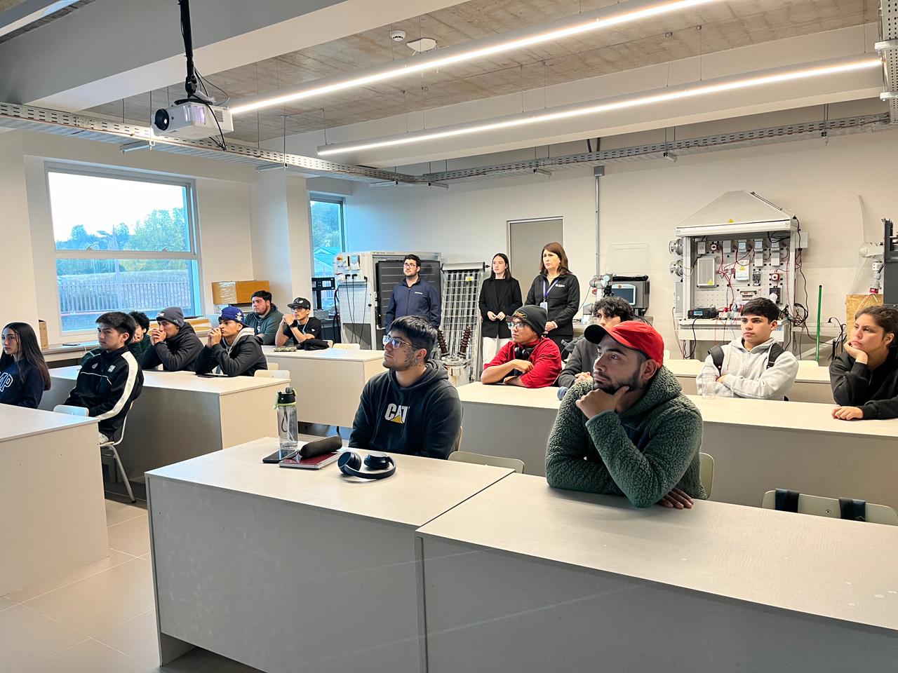 Saesa dictó charla educativa a estudiantes de CEDUC en Castro