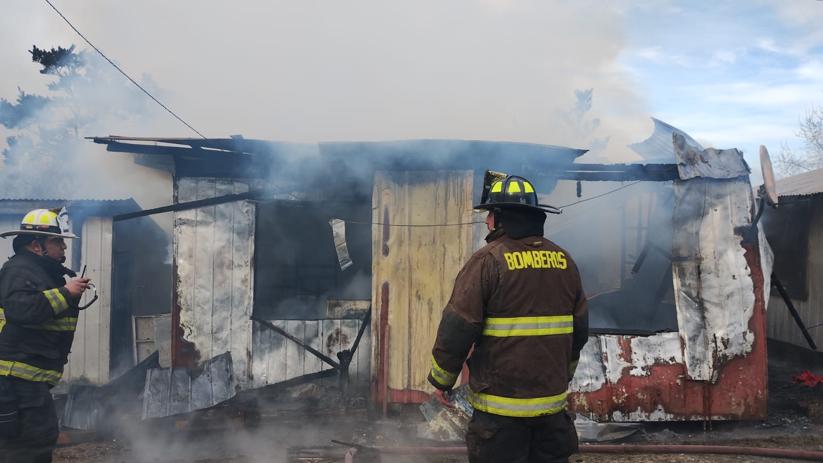 Un fallecido y un herido grave deja incendio que destruyó vivienda en Quellón