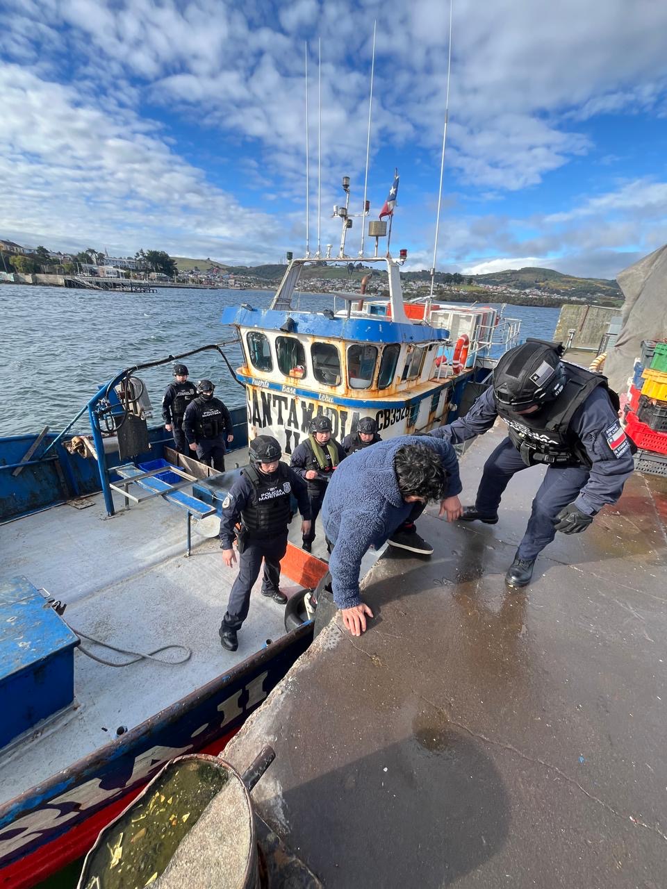 Armada de Chile detiene a tripulación de embarcación pesquera por extracción ilegal de recurso reineta en aguas de Chiloé