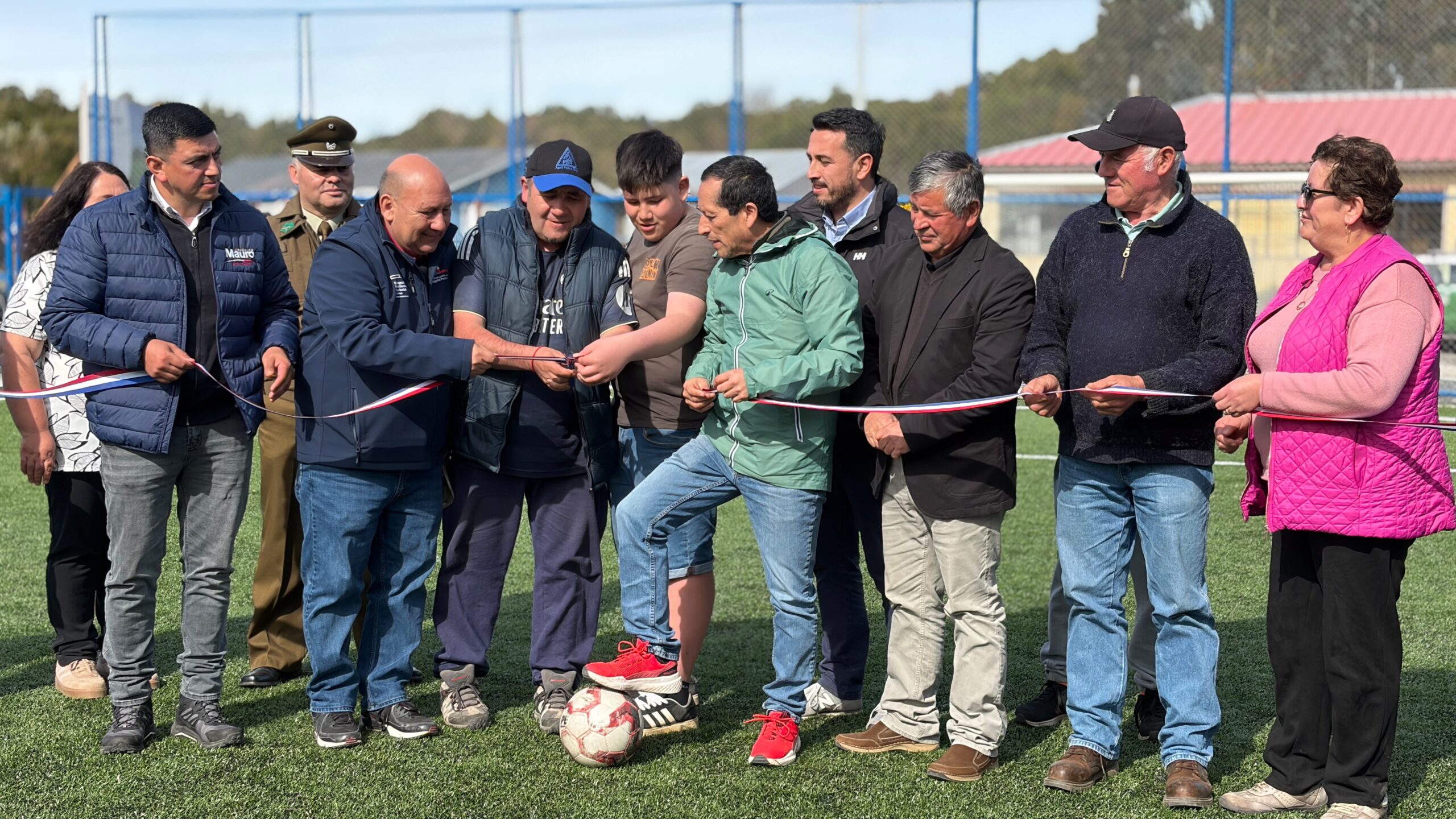 Día histórico para Isla Quenac: inauguran moderna cancha sintética