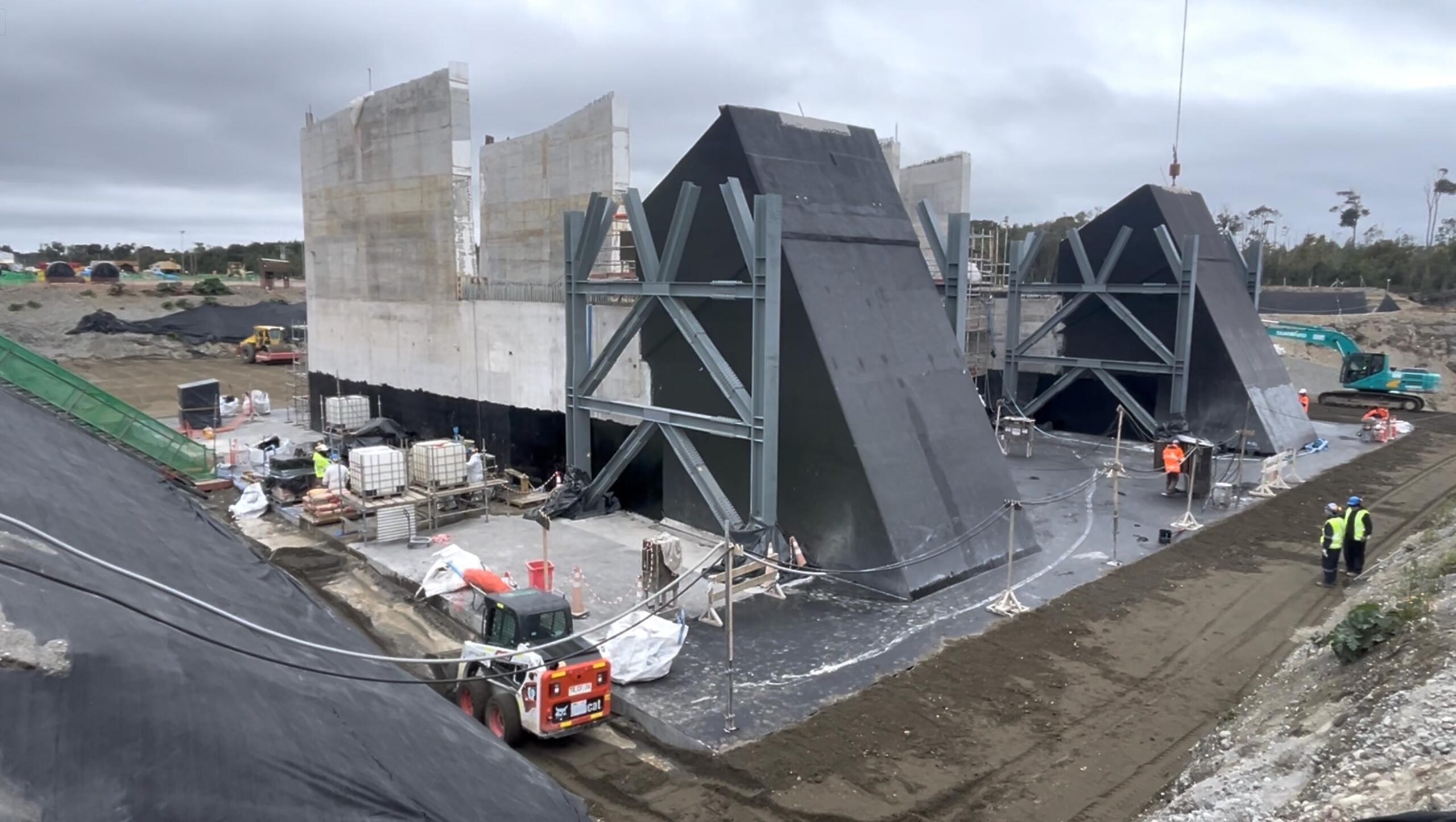 Llegan las primeras sillas del Puente Chacao, elementos clave para iniciar nueva etapa de instalación de la superestructura