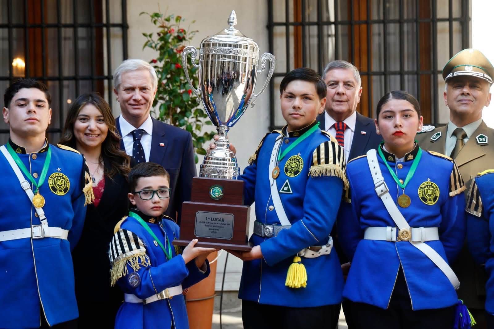 Presidente Kast recibió en La Moneda a los bicampeones nacionales del Colegio Terramar de Dalcahue