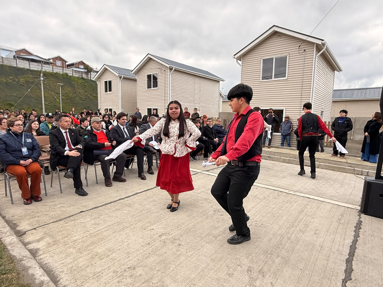 70 familias de Castro recibieron las llaves de sus nuevas viviendas en Villa Huelemu