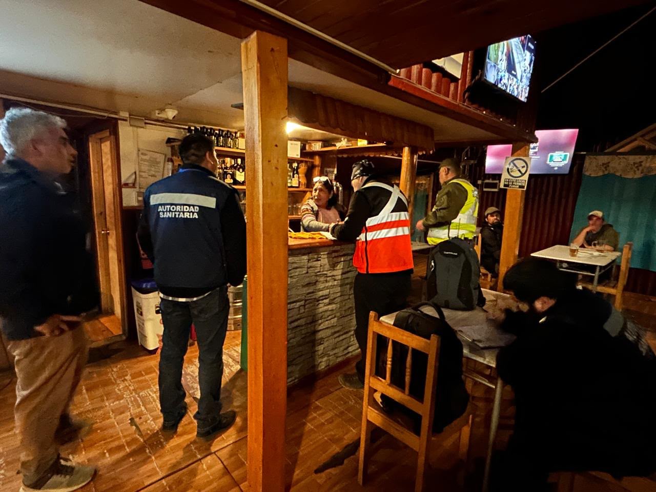 Operativo nocturno intersectorial en Quellón dejó cinco detenidos y tres locales con prohibición de funcionamiento